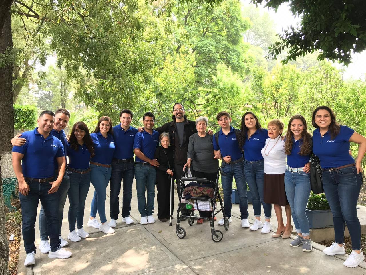 "Reconectados de Telcel" ayudando en Casa Betti