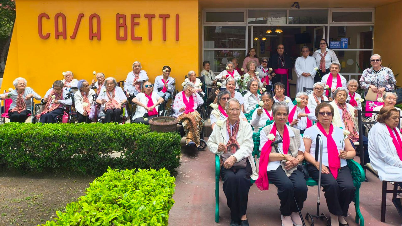 Visita del Obispo Adolfo Miguel Castaño a Casa Betti
